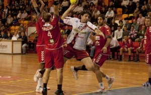 Rubén Garabaya lanza a portería una vez superado el entramado defensivo local. :: G.S./