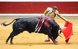 Enrique Ponce, con el toro nº 16 de Victoriano del Río, el día 24 de septiembre. :: MIGUEL HERREROS/