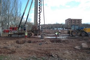 La obra estrella del 2011 es la construcción de la piscina cubierta en la explanada. :: P.J.P./