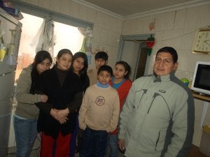 Ángel González posa con su mujer y cinco de sus seis hijos. :: M. FÉLEZ/