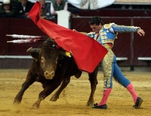 Diego Urdiales, en un pase de pecho a 'Centauro', el primero de su lote y al que le cortó una oreja. ::
EFE/