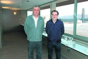 Jorge Abad y Tomás Ares, ayer en el balneario. ::
SANDA/