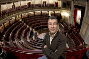 El fotógrafo Manuel Barriopedro posa en el hemiciclo del Congreso, treinta años después de la intentona. ::
EFE/