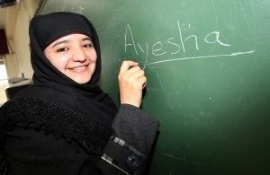 Ayesha escribe su nombre en la pizarra del aula que ocupó en el colegio San Francisco. ::
JUAN MARÍN/