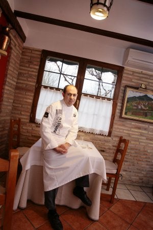 Ignacio Echapresto ha sido seleccionado como uno de los cocineros más prometedores de España. :: JUSTO RODRÍGUEZ/