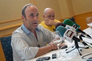 Fermín Vioque, anunciando la suspensión de la corrida, en agosto pasado. :: A. IGLESIAS/