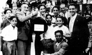 Lacalzada, jefe de personal de la plaza, sostiene el jamón. A la derecha, y en medio de dos niños, Rafael Azcona. ::
L.R./