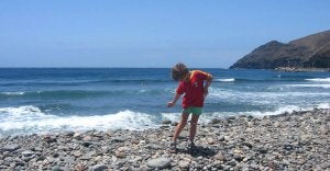 Un niño lancea al viento en una playa; cualquier sitio es hermoso para practicar el toreo. ::
P.G.M./
