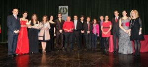 Los premiados en el concurso, junto al alcalde, Tomás Santos, y al jurado del certamen. ::
SONIA TERCERO/