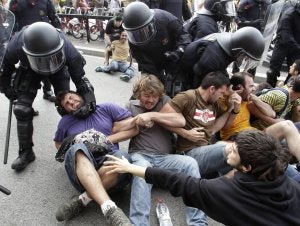 Un grupo de manifestantes se resiste ser desalojado de la plaza de Cataluña por los Mossos d'Esquadra. ::
ALBERT GEA / REUTERS/