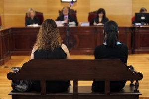 Las dos mujeres acusadas por una denuncia falsa, ayer en la sala de la Audiencia. ::
JUSTO RODRÍGUEZ/