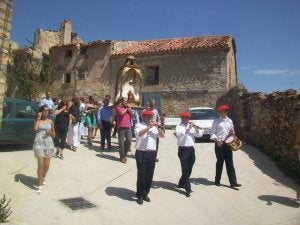 Procesión de la Virgen de Atisca, ayer en Navajún. ::
S.D./