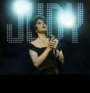 Natalia es Judy. La actriz y cantante Natalia Dicenta interpretando sobre el escenario su papel de Judy Garland. :: L.R./