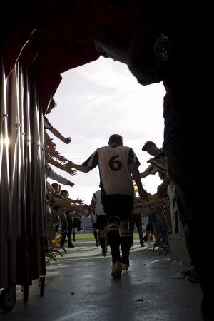 Los jugadores del Haro, con Alberto como último de la fila, saltan al césped de El Mazo. :: DONÉZAR/