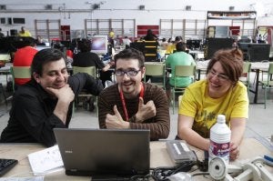 Tres usuarios comparten un portátil durante la party celebrada en Haro y a la que asistieron unas 300 personas. :: DÍAZ URIEL/