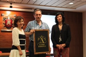 El concejal Jesús Pérez, con las técnicos de Cultura, Isabel Quemada, y Turismo, Camino de la Torre. :: E.P./