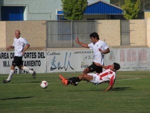 Lucha por el balón entre los blanquillos del Alfaro y un jugador de la SD Logroñés. :: ERNESTO PASCUAL/