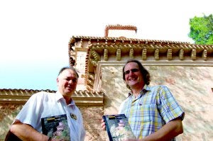 El autor Teodoro Lejárraga
y Emiliano Navas, director
de Ediciones Emilianenses,
frente a Suso. ::
J.DELPÓN/