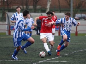 Sicilia conduce el balón ante dos rivales. :: DÍAZ URIEL/