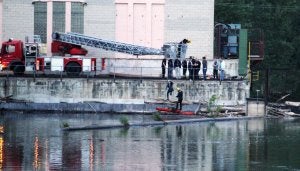 Los bomberos prodecen al rescate del cadáver / M.H./