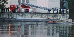 El equipo de bomberos, en el momento del rescate del cuerpo. ::
MIGUEL HERREROS/