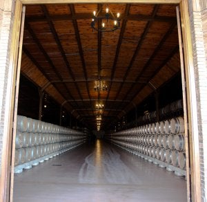 Bodegas Paternina, en Haro, que ahora pasarán al barrio de la estación, a Rioja Santiago. :: FERNANDO DÍAZ/