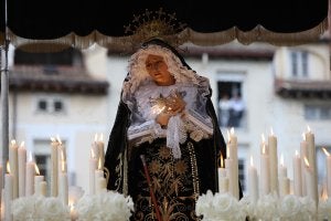 Imagen de la Virgen
de la Soledad con el
bastón de alcaldesa de
la ciudad de Logroño
y su espectacular manto.
::
CEDIDA/