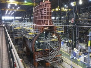 Construcción de uno de los submarinos S-80 en los astilleros de Cartagena. En el recuadro, recreación de uno de los sumergibles. ::
REUTERS/
