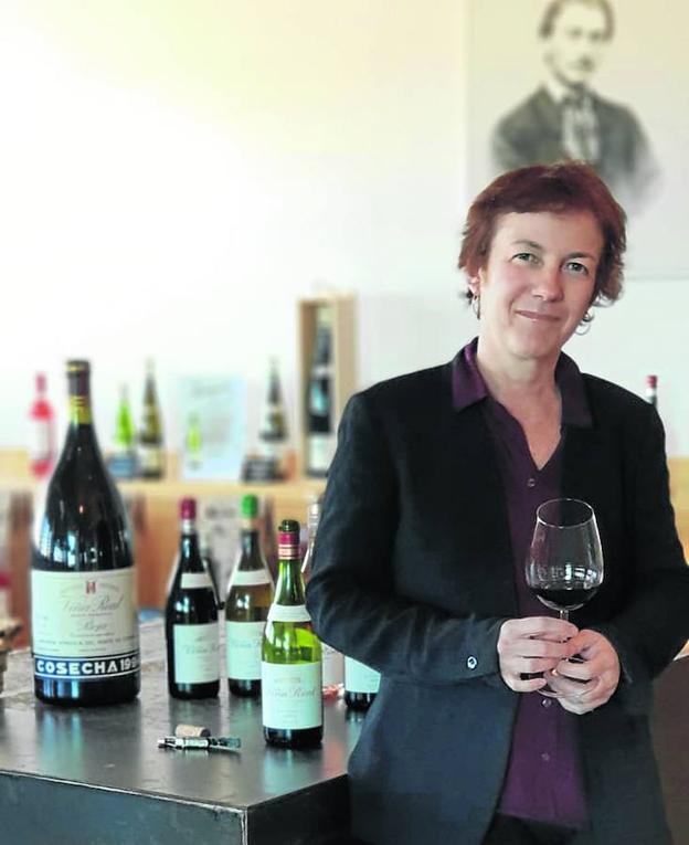 María Larrea, enóloga jefe de CVNE, junto a los vinos de Viña Real. :: 