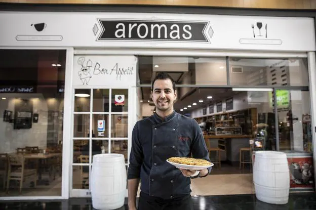 Ignacio Gordo posa con su premiada tortilla en el Aromas, el restaurante del centro comercial Parque Rioja. /Justo Rodriguez