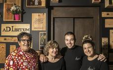 Parte del equipo familiar que lleva las riendas del Ágora Lounge :/Justo Rodriguez