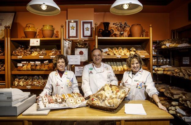 Teresa Riaño, Eduardo Villar y Nuria Gómez en la panadería Horno Arguiñano de Logroño junto a algunos de sus panes y repostería artesana./Justo Rodriguez