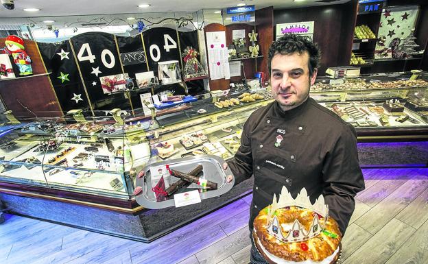 David Nicolás posa en la pastelería Ramflor con un trampantojo y un roscón de Reyes./Jonathan Herreros