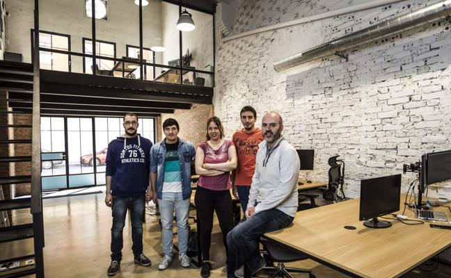 Parte de la plantilla de Double.ok. De izquierda a derecha, Alberto Martínez, Iván Alcalde Henar Ruiz, Javier Villoslada y Oisin O'Keeffe./Justo Rodriguez