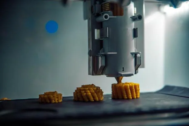 Una de sus impresoras 3D fabrica alimentos sostenibles y frescos. /n. machines