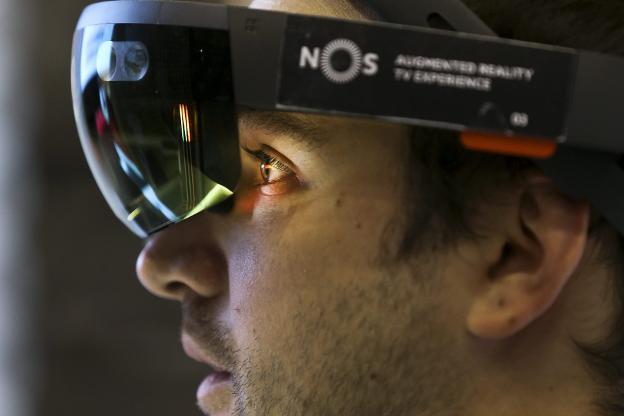 Una persona prueba un modelo de gafas especiales para realidad virtual.