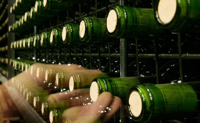 Botellero de una bodega de Rioja. :: R. lafuente/