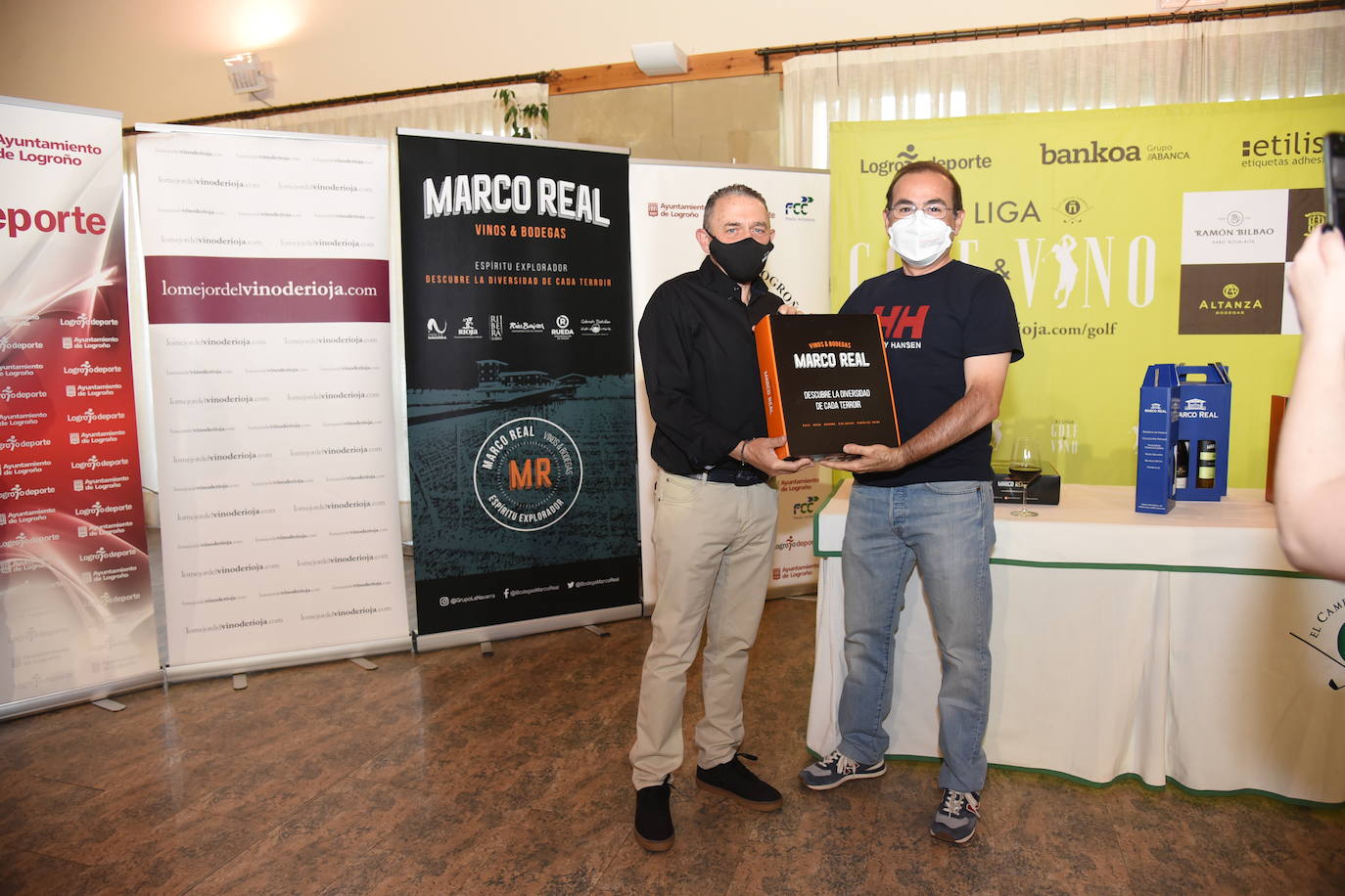 Los ganadores del torneo Bodegas Marco Real de la Liga de Golf y Vino recibieron sus premios.