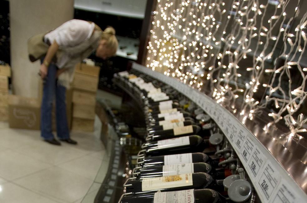 Consumo. Botellas de vino en una vinoteca de Madrid. 
