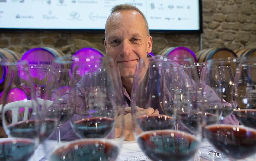 El master of wine Tim Atkin, entre vinos. /Sonia Tercero