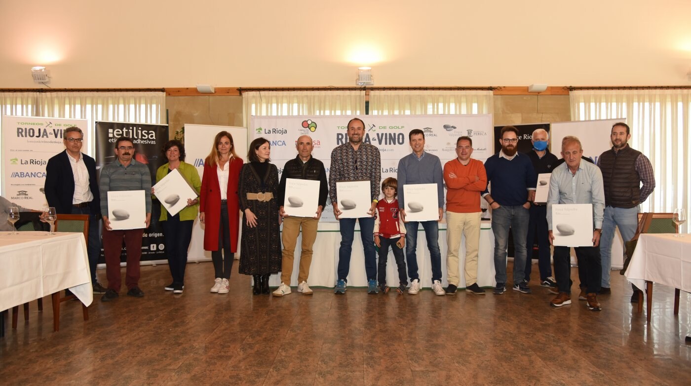 Foto de familia de ganadores, organizadores y patrocinadores de la competición. / MIGUEL HERREROS