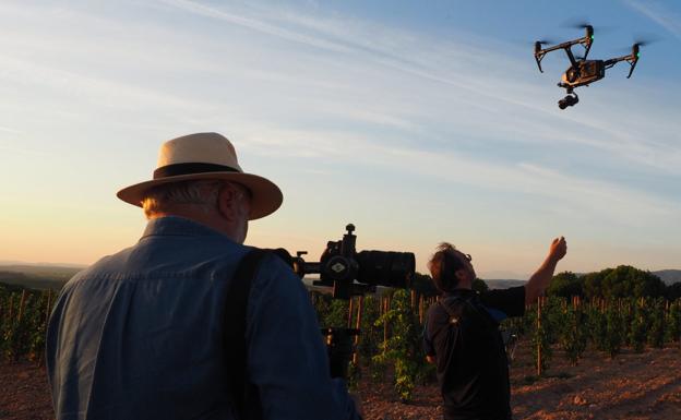 López-Linares filmando con dron en un viñedo de Rioja Oriental al amanecer. 