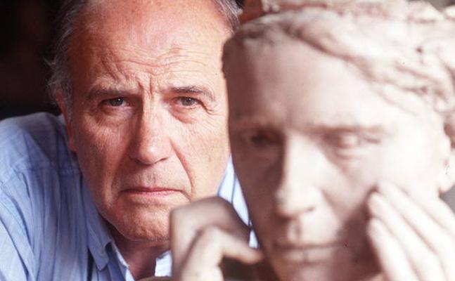 Julio López junto a la figura 'La mujer' que se halla en Logroño./L.R.