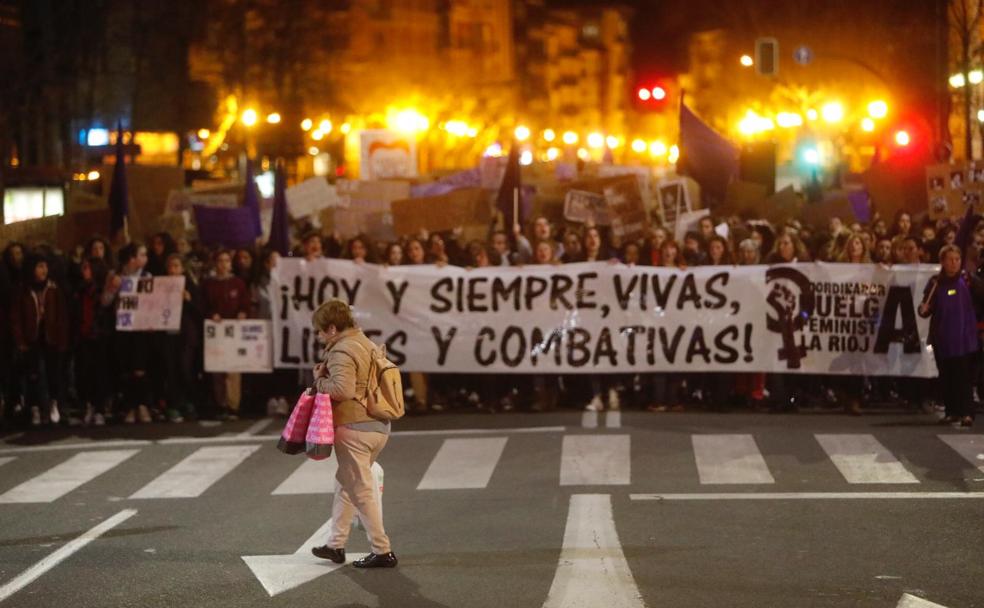 Una manifestación multitudinaria cierra el 8M