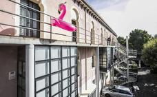 Lo que fue una fábrica de cerámica en Paula Montal aloja viviendas desde los ochenta./Justo Rodriguez