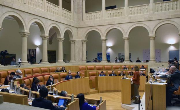 El Gobierno destina 734.000 euros al Parlamento para sufragar a los grupos