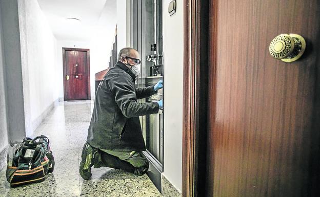 Carlos Garcés, de Inelsa Zener Ascensores, en un bloque de Duques de Nájera. justo rodríguez