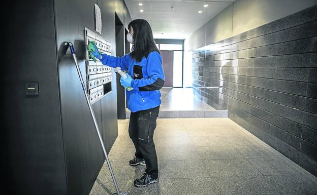 Las comunidades de propietarios intentan poner cerco al virus