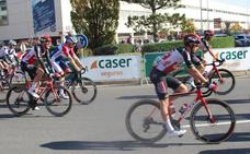 La Vuelta ha salido este miércoles desde Logroño. La octava etapa transcurre íntegramente por La Rioja, primero por La Rioja Alta, después por el área metropolitana de la capital riojana, el Camero Viejo y el Nuevo y, finalmente, por la Sierra del Moncalvillo hasta la meta, situada 164 kilómetros después, en la cima del monte Serradero, a 1.491 metros de altitud./Diego Marín A.