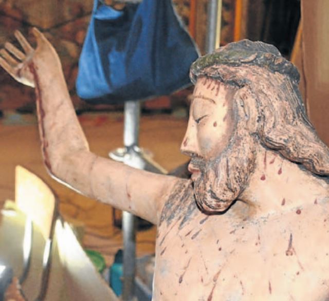 El Cristo desmontado del retablo, en proceso de restauración.